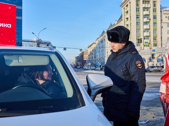 Водителям напоминают о ПДД и дарят сувениры | Источник: Александр Ощепков / NGS.RU
