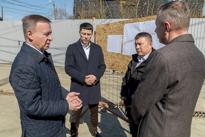 На проспекте Победы в Южно-Сахалинске строят ливневый коллектор