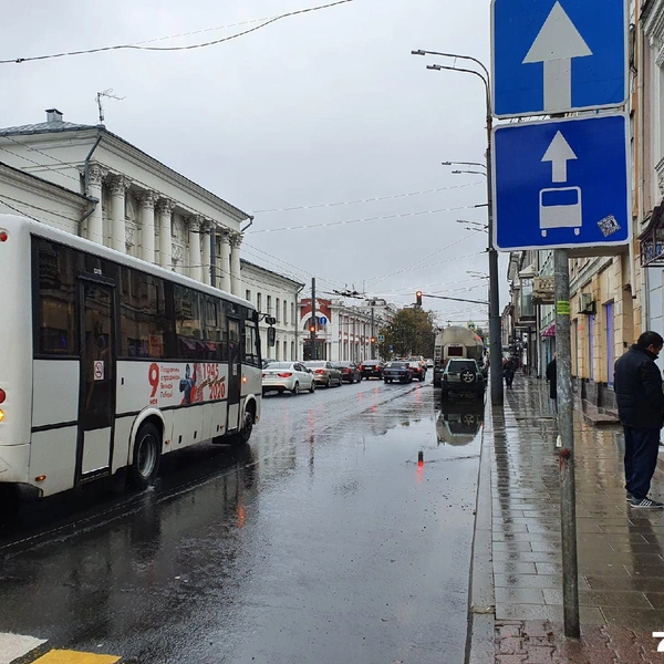 Вода с проезжей части стекала к тротуарам | Источник: Александра Мамонтова / 76.RU