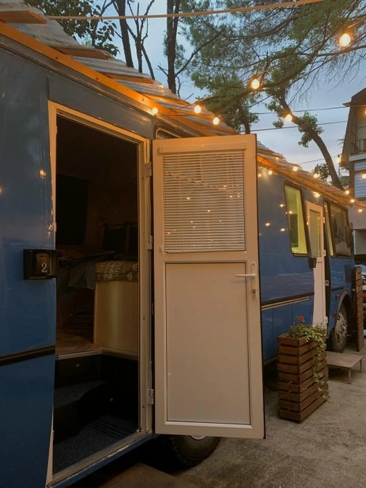 Старые автобусы превратились в гостиничные номера | Источник: hotelbus / vk.com