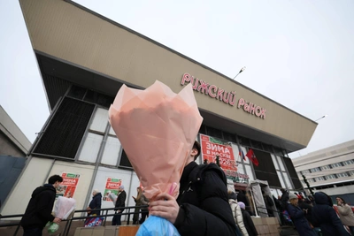 Очереди на Рижском рынке: москвичи закупают цветы к 8 Марта