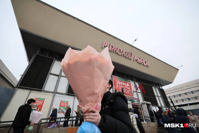 Перед 8 марта москвичи закупаются цветами на Рижском рынке | Источник: Артём Устюжанин / MSK1.RU