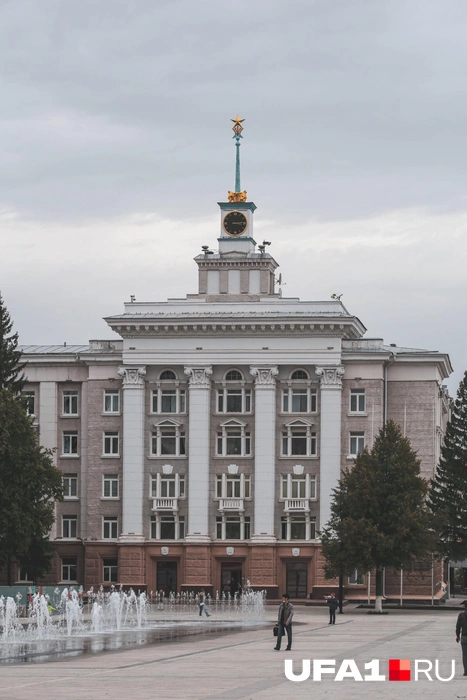 На Советской площади свежо и без брызг от фонтана
