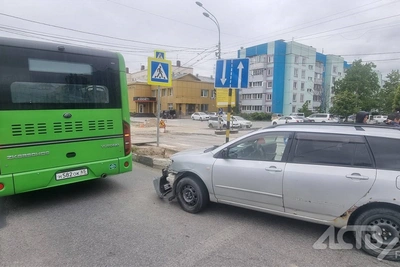 Очевидцев столкновения автобуса и универсала ищет ГАИ