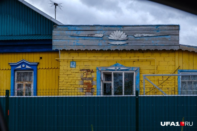 Даже кирпич покрашен в желтый | Источник: Булат Салихов / UFA1.RU