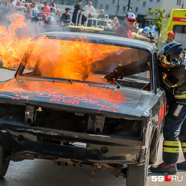Работа с огнетушителем | Источник: Василина Любимова / 59.RU