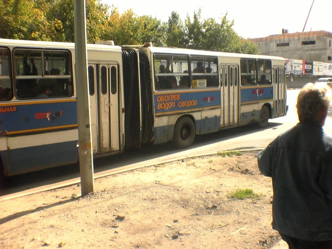 Перекресток Республики и Профсоюзной, 2005 год. Многие обожали в «гармошке» ездить в серединке. Вы тоже? | Источник: Тюмень до нашей эры / Vk.com