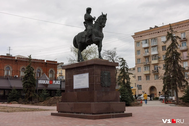 Григорий Засекин спокойно взирает на мирскую суету под ногами коня | Источник: Алексей Волхонский / V1.RU