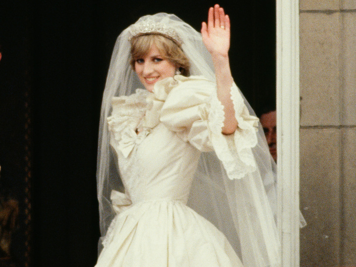 Самое знаменитое свадебное платье в истории: что случилось с подвенечным нарядом Дианы после ее смерти
