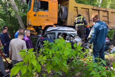 В Тюмени легковушка влетела в грузовик: женщину прижало колесом