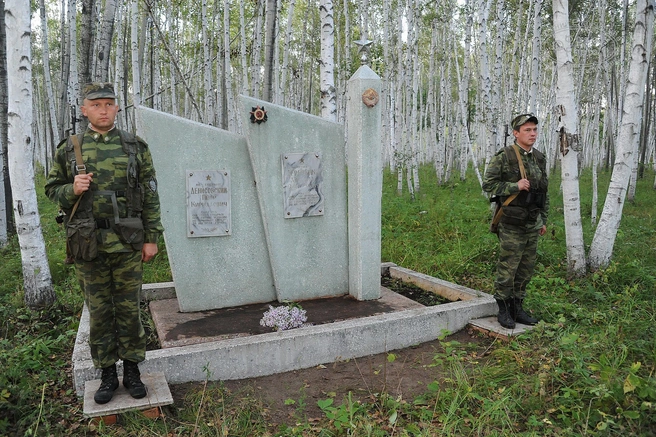 Могила Михаила Деревянко и Петра Денисовского в Покровке | Источник: Евгений Епанчинцев