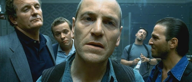 Умер звезда фильмов «Доберман» и «Никита» Чеки Карио | Источник: Кадр из фильма «Доберман»