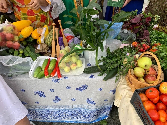Тюменцы активно закупались помидорами, яблоками, кабачками, перцами и зеленью | Источник: Радик Енчу / 72.RU