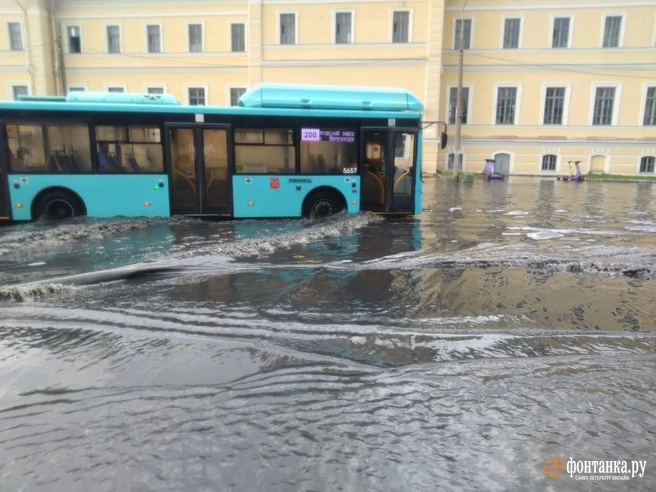 На Петербург обрушились ливень и град. Посмотрите на размер ледяных шариков | Источник: читатель «Фонтанки»