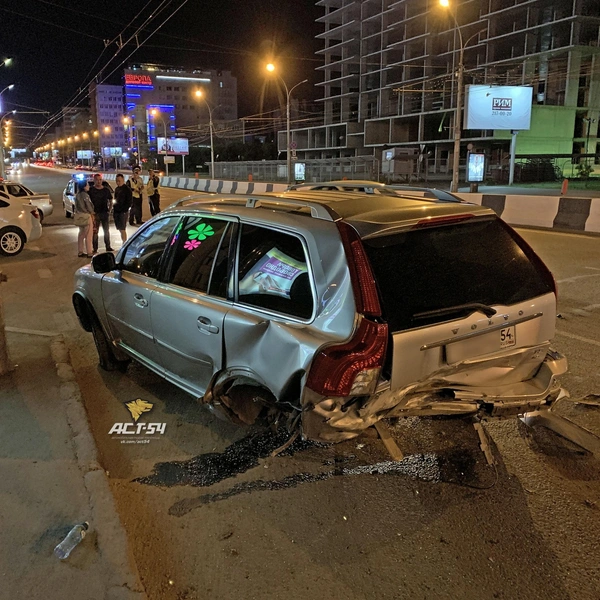 Складывалось ощущение, что кроссовер Volvo остался вообще без задних колёс | Источник: «АСТ-54» / vk.com