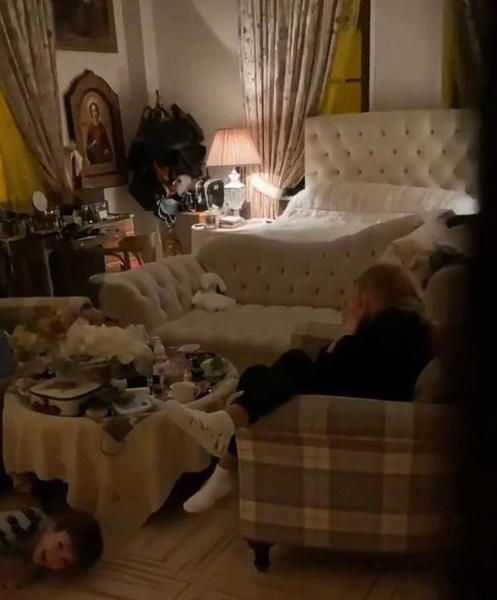 Фото №2 - Королевская кровать, огромное количество сумок и старинные иконы: как выглядит спальня Пугачевой