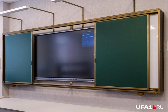 Доска раздвигается, и появляется экран | Источник: Булат Салихов / UFA1.RU