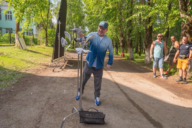 Фото сделано на съемочной площадке: разбив тарелку, Антон Богданов обозначил начало работы над первым фильмом про Ивана Семенова | Источник: Сергей Федосеев / 59.RU