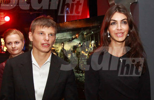 Андрей Аршавин и Алиса Казьмина пришли вместе на премьеру фильма "Сталинград" в Петербурге в октябре 2013 года