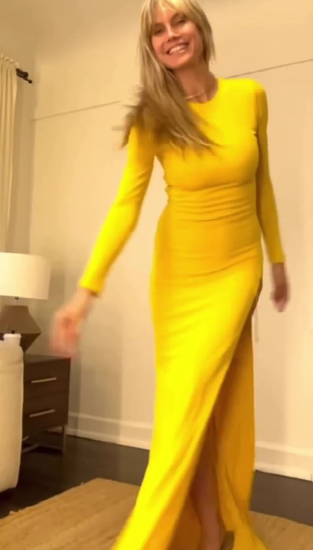 Фото №3 - Желтая анаконда: Хайди Клум позирует в «голом» платье Dundas без нижнего белья, показывая все достоинства роскошной фигуры