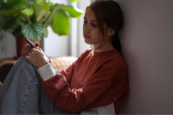 «Неделями прогуливаю школу из-за социофобии, но мама не соглашается на домашнее обучение»