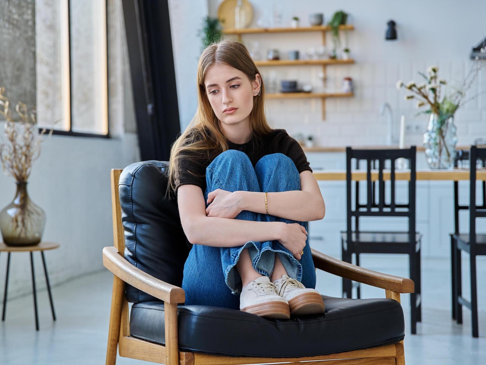 «С 12 лет хожу кругами по несколько часов, а недавно начала странно жестикулировать, говорить вслух…