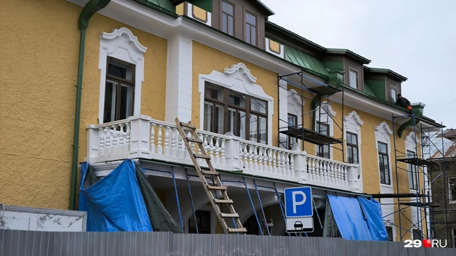 Пока что вокруг балкона еще кипит работа | Источник: Юрий Скородумов / 29.RU 