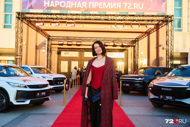 Красный и черный&nbsp;— вечная классика. И совершенно изумительное сочетание для ярких брюнеток, вот доказательство | Источник: Денис Яковлев для 72.RU