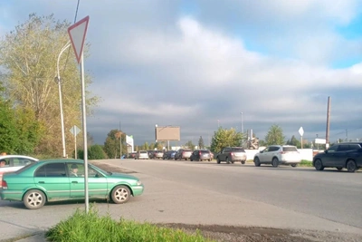 Многокилометровые очереди на АЗС в Екатеринбурге: видео