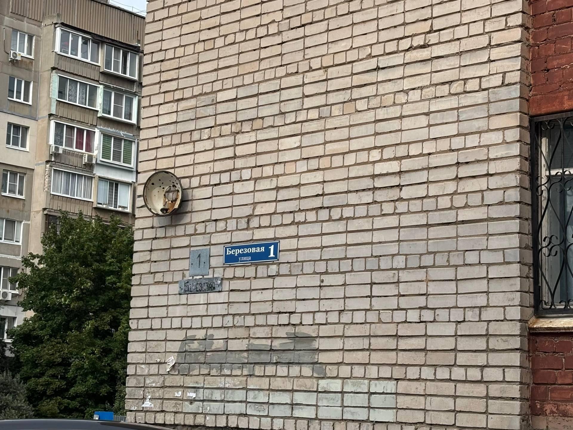 <p>Девушки собирались с духом за углом</p>