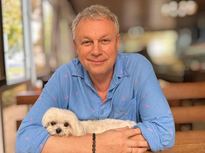 Знаменитый актер всё детство бегал по ростовскому Сельмашу | Источник: Сергей Жигунов. Птицы, звери и другие родственники / Telegram