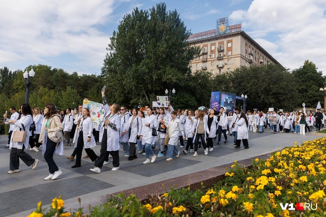 Медики, как и положено, в халатах | Источник: Алексей Волхонский