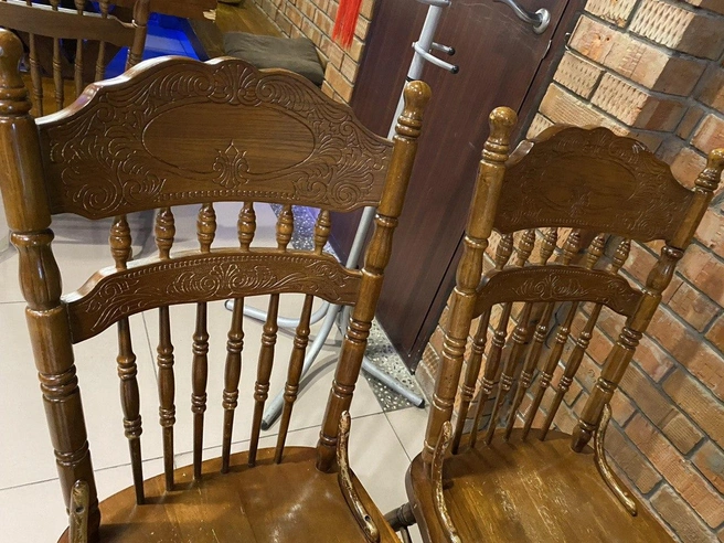 Стулья без мягких подстилок, зато с красивой резьбой | Источник: Ирина Господаренко / NGS22.RU