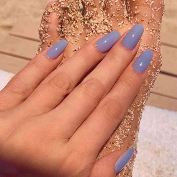 Голубой маникюр: Селена Гомес показала самый модный цвет лака для ногтей на лето 2022