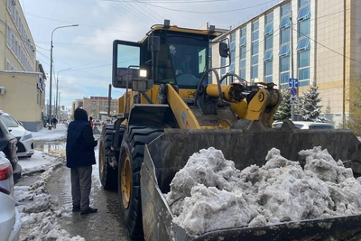 Снегопад в Якутске: дорожные службы перешли на круглосуточный режим