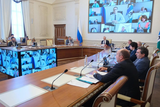 Правительство региона на очередном заседании под руководством губернатора Андрея Травникова | Источник: www.nso.ru