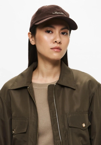 Шапки, береты и кепки: самые модные головные уборы зимы 2025/26 Шапки, береты и кепки: самые модные головные уборы зимы 2025/26