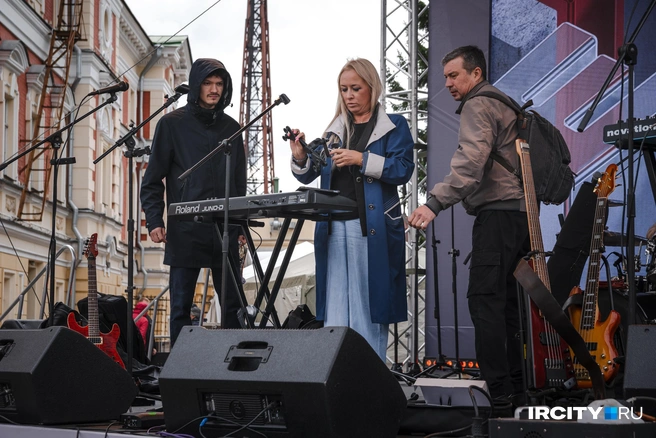 Возле драматического театра разместили сцену | Источник: Арсений Чекмарев / «ИрСити»