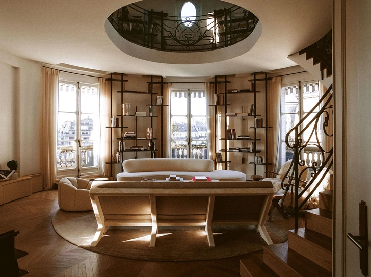 Кресло Pumpkin, дизайн Пьера Полена. У окна диван Serpentine, дизайн Владимира Кагана. | Источник: Матье Сальвен