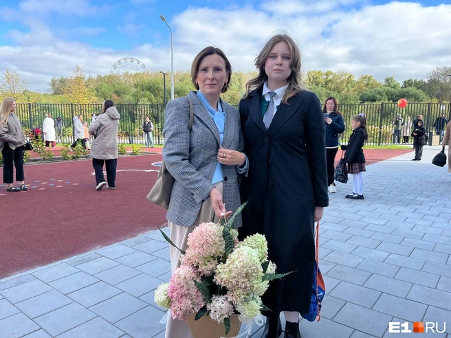 Маруся пришла в школу с пышным букетом гортензий | Источник: Яна Ахудзянова / E1.RU