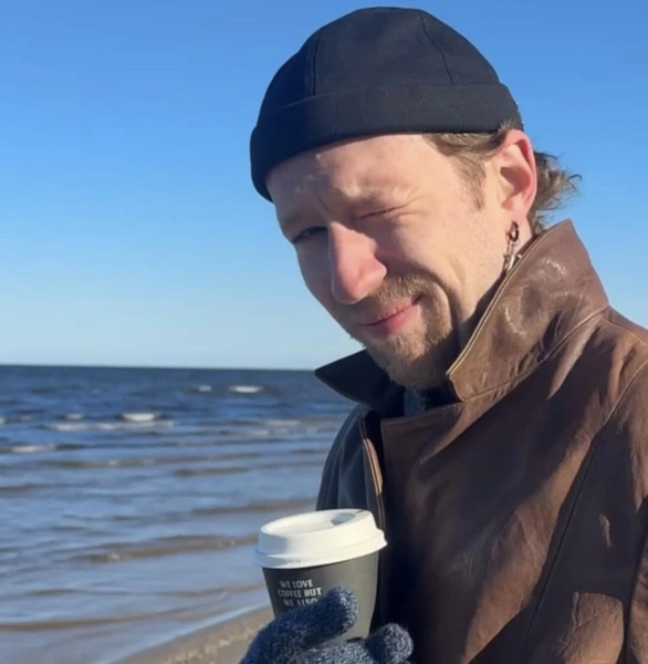 Сейчас актер преподает за рубежом 