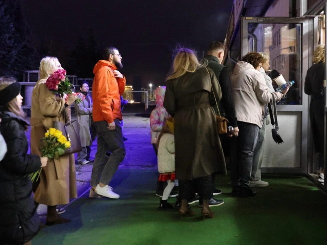 Многие зрители принесли цветы для Татьяны Куртуковой | Источник: Алексей Волхонский / V1.RU