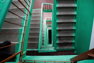 Семиклассник упал с лестницы, катаясь на перилах в школе