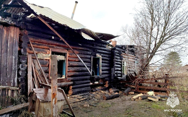Обгорела крыша дома и стены | Источник: пресс-служба МЧС по Томской области