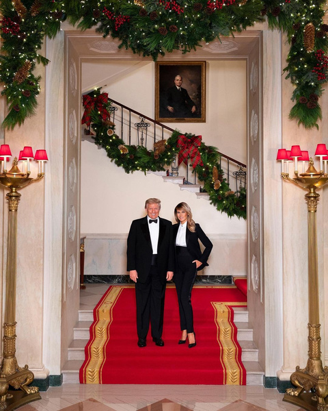Фото №2 - В смокингах и на красной дорожке: Трампы поделились последним рождественским фото из Белого дома