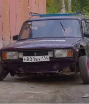 Мужики разбалансировали автомобилю колеса и проверили, как он поведет себя на дороге (видео)