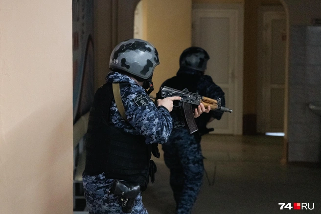 Силовикам пришлось реально разыскивать «преступника» в помещениях школы | Источник: Наталья Лапцевич 