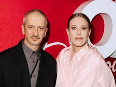 Поцелуй Собчак и Богомолова, Барановская в прозрачном платье, скромная Михалкова: все звезды на OK! Awards