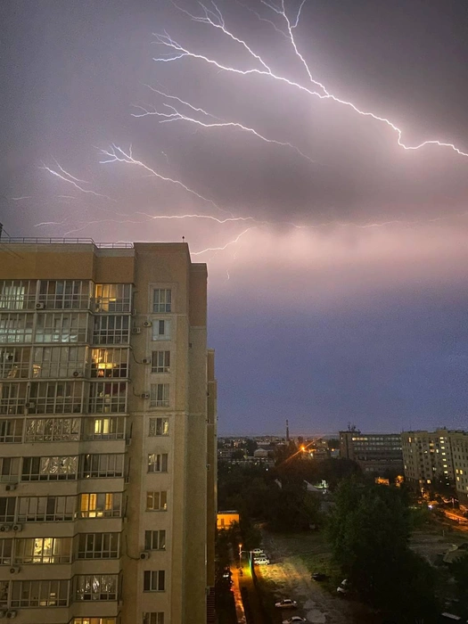 Разряд электродов расползается по тучному небосводу словно пучок вен по запястью | Источник: читатели V1.RU