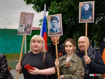 «Идёт Бессмертный полк — сыны, отцы и деды. И рукоплещет май листвою молодой» | Источник: Владислав Митрошин / 56.RU